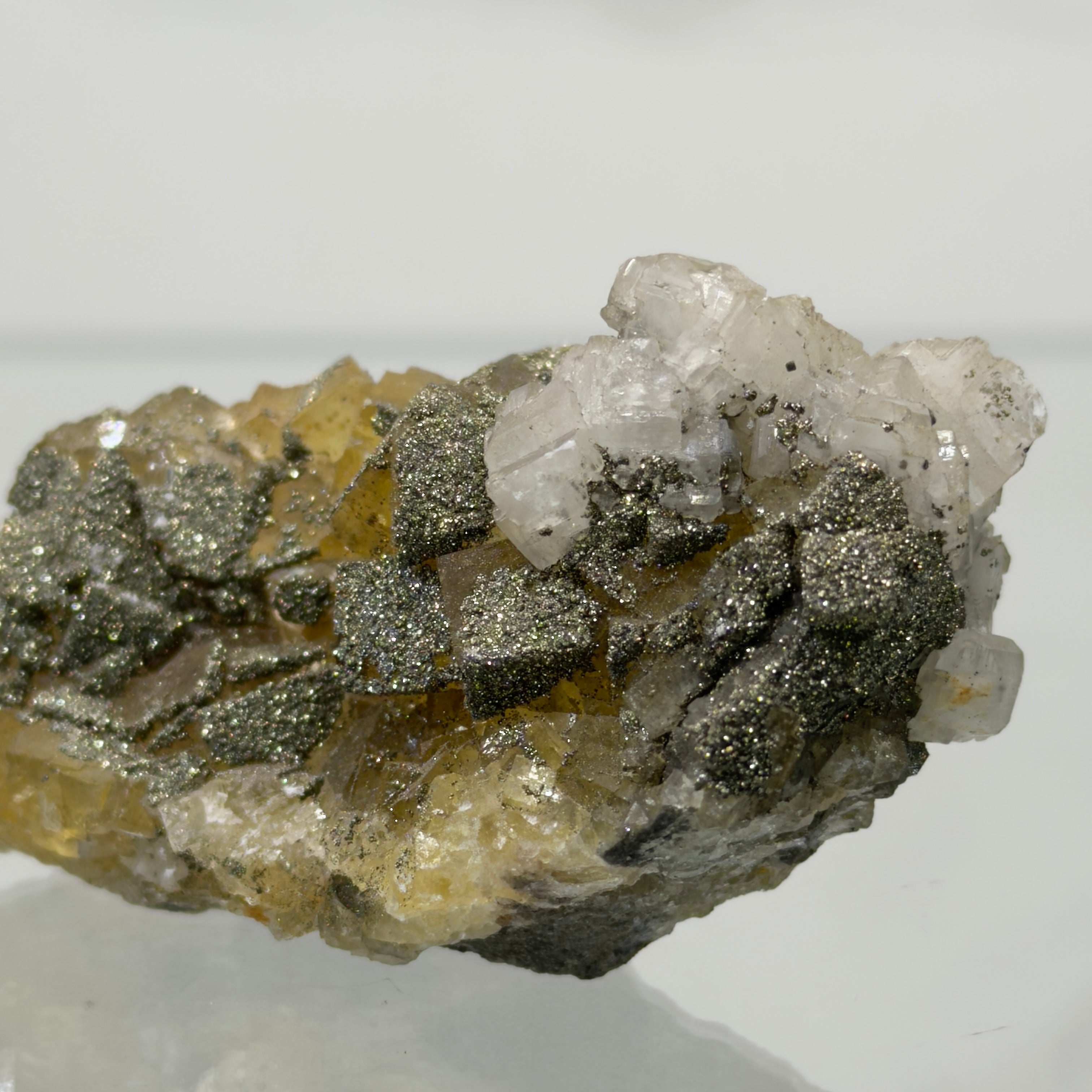 Fluorita con Pirita y Calcita