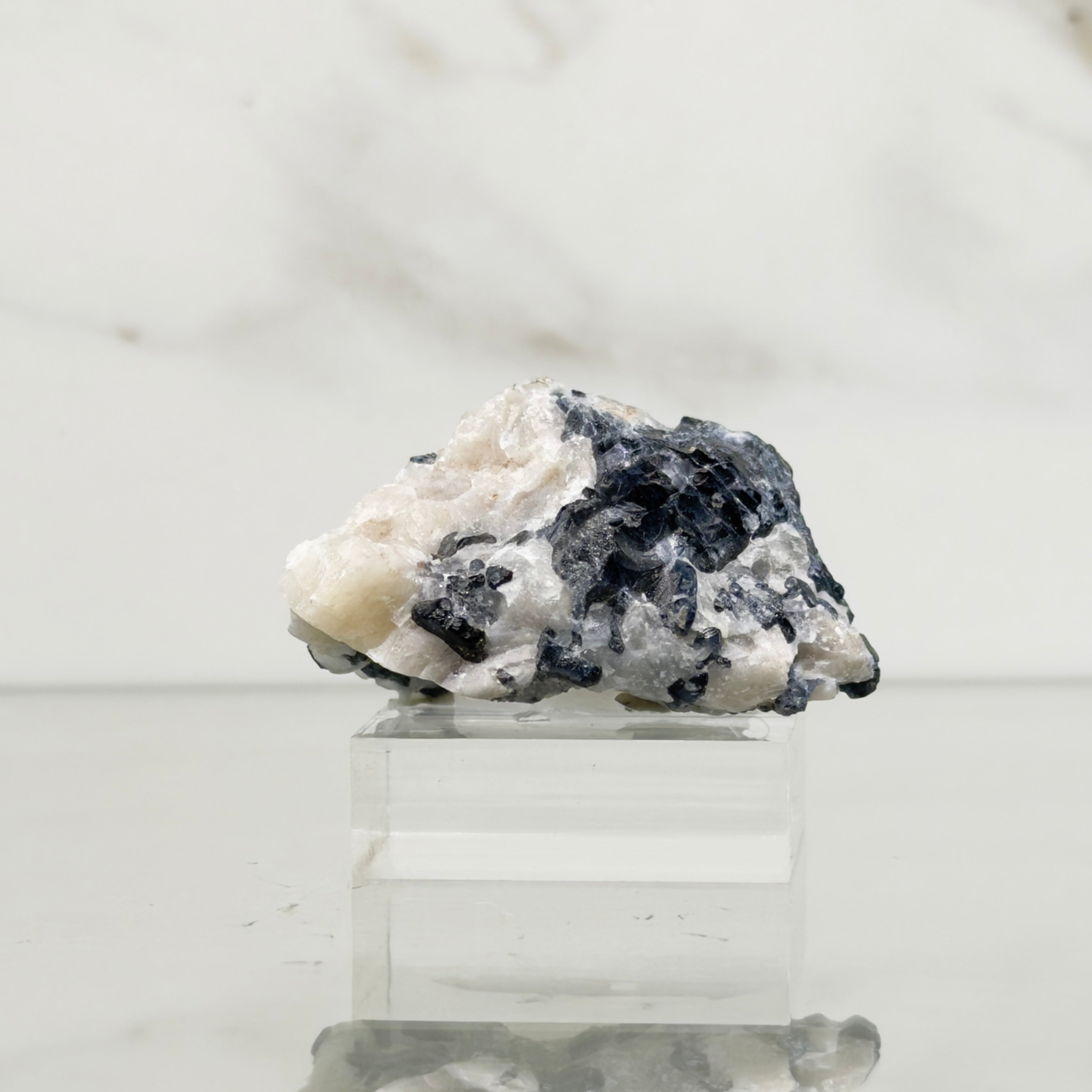 Espinela azul con calcita